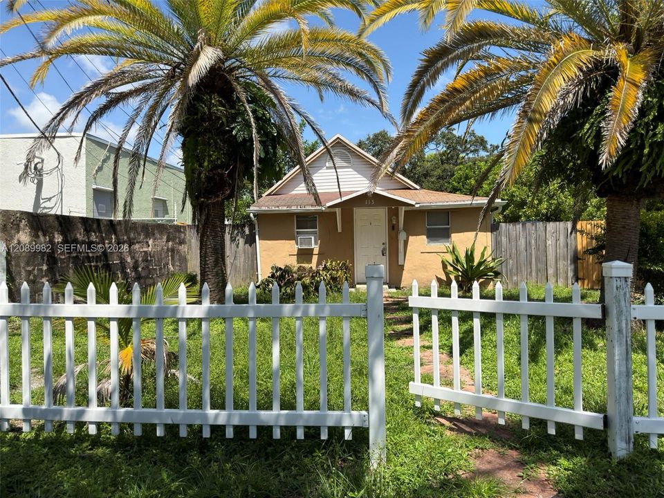 For Sale: $420,000 (1 beds, 1 baths, 870 Square Feet)