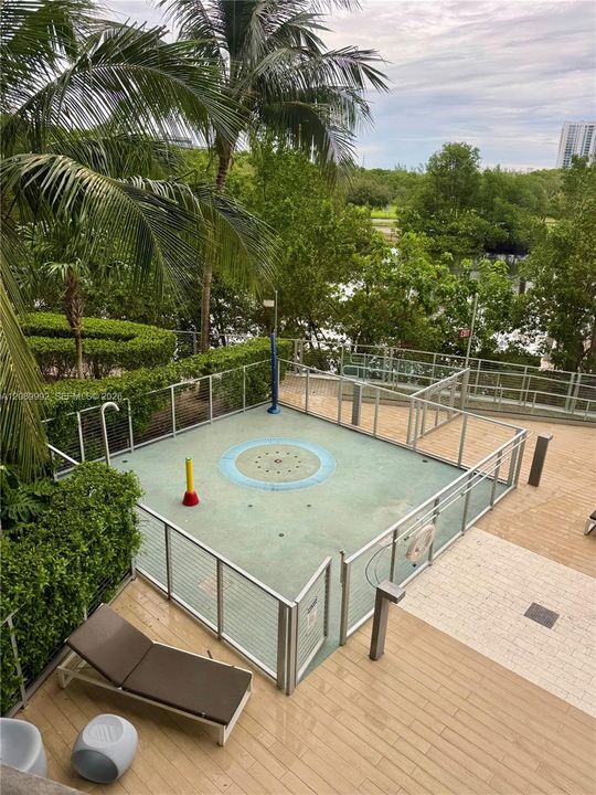Active With Contract: $3,350 (1 beds, 2 baths, 937 Square Feet)