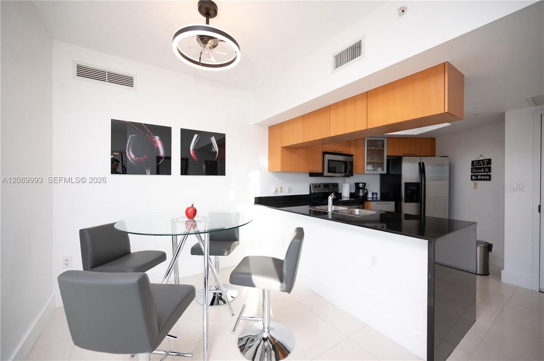 For Sale: $530,000 (2 beds, 2 baths, 1048 Square Feet)