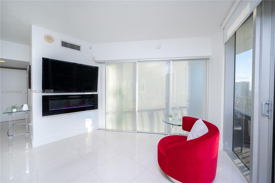 For Sale: $530,000 (2 beds, 2 baths, 1048 Square Feet)