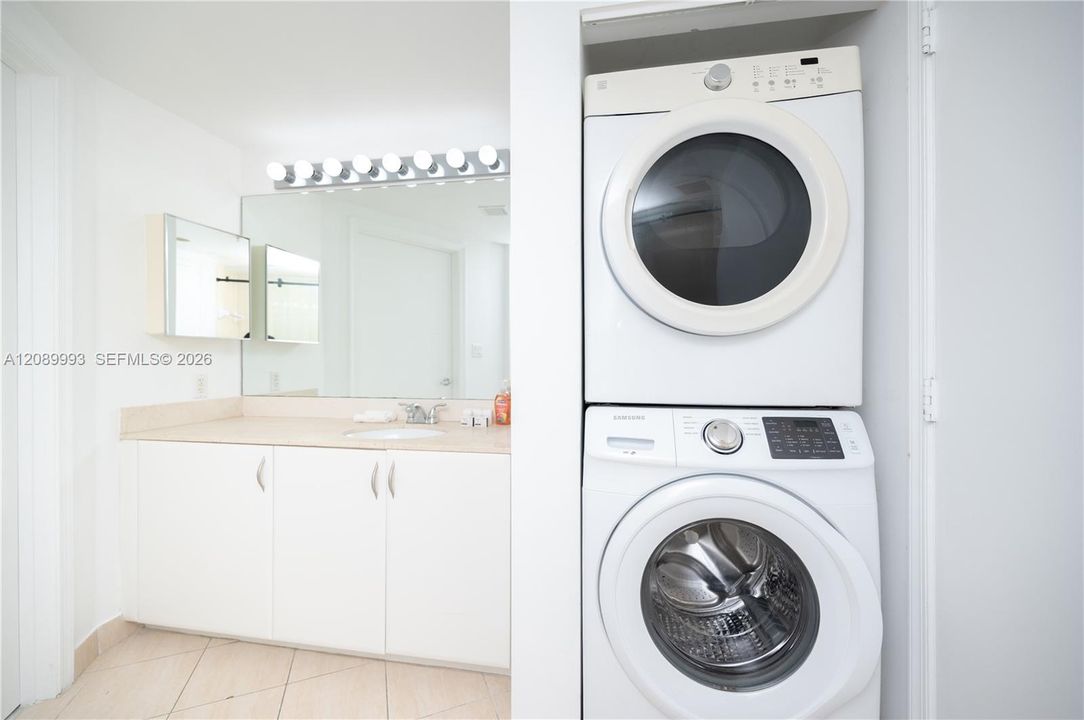 For Sale: $530,000 (2 beds, 2 baths, 1048 Square Feet)