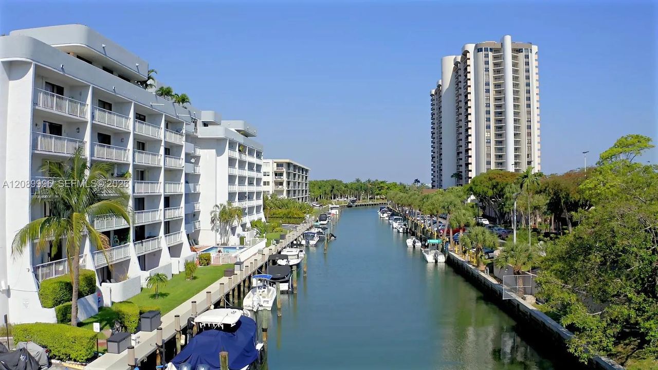 For Sale: $245,000 (1 beds, 1 baths, 560 Square Feet)