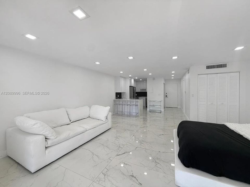 For Sale: $245,000 (1 beds, 1 baths, 560 Square Feet)