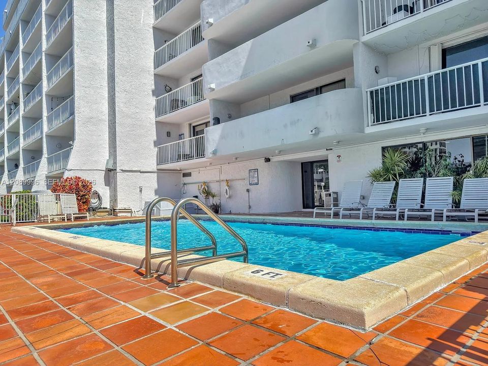 For Sale: $245,000 (1 beds, 1 baths, 560 Square Feet)