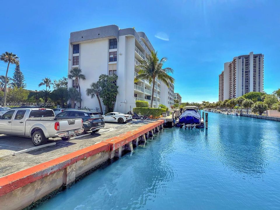For Sale: $245,000 (1 beds, 1 baths, 560 Square Feet)