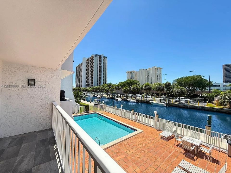 For Sale: $245,000 (1 beds, 1 baths, 560 Square Feet)