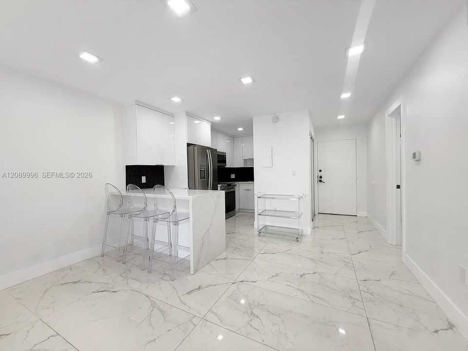 For Sale: $245,000 (1 beds, 1 baths, 560 Square Feet)