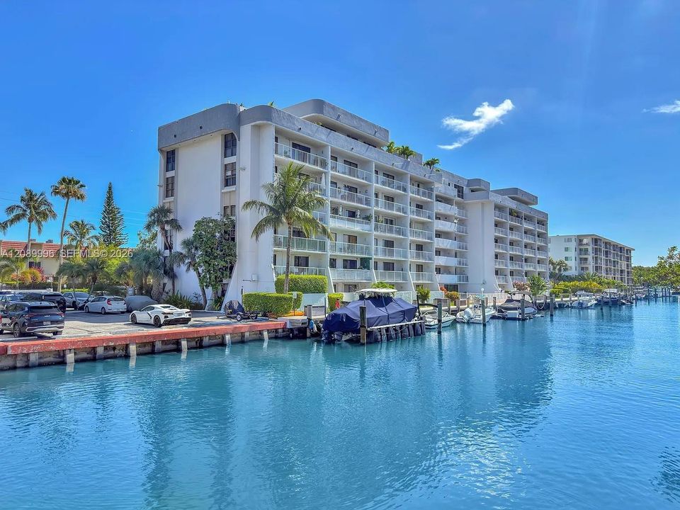 For Sale: $245,000 (1 beds, 1 baths, 560 Square Feet)