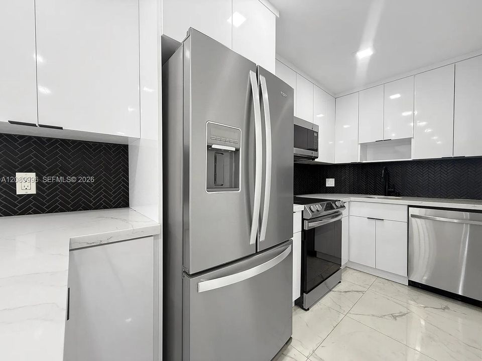 For Sale: $245,000 (1 beds, 1 baths, 560 Square Feet)