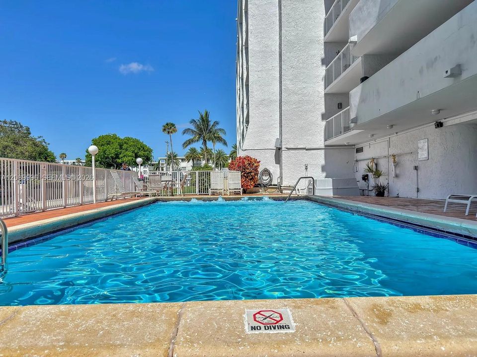 For Sale: $245,000 (1 beds, 1 baths, 560 Square Feet)