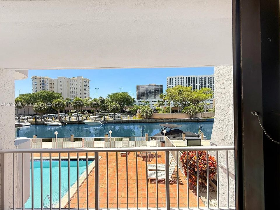 For Sale: $245,000 (1 beds, 1 baths, 560 Square Feet)