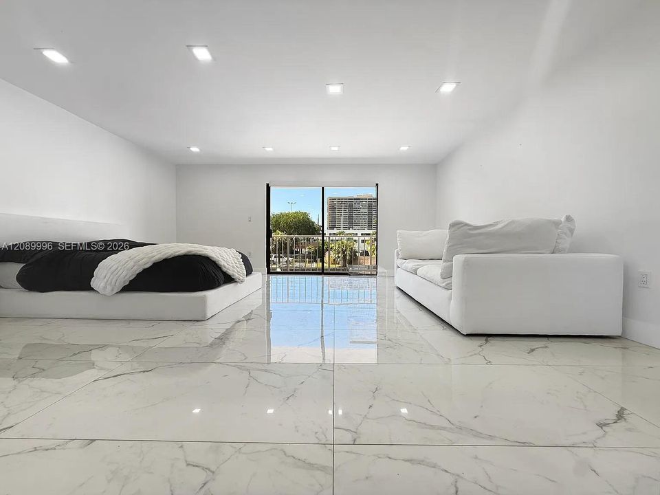 For Sale: $245,000 (1 beds, 1 baths, 560 Square Feet)