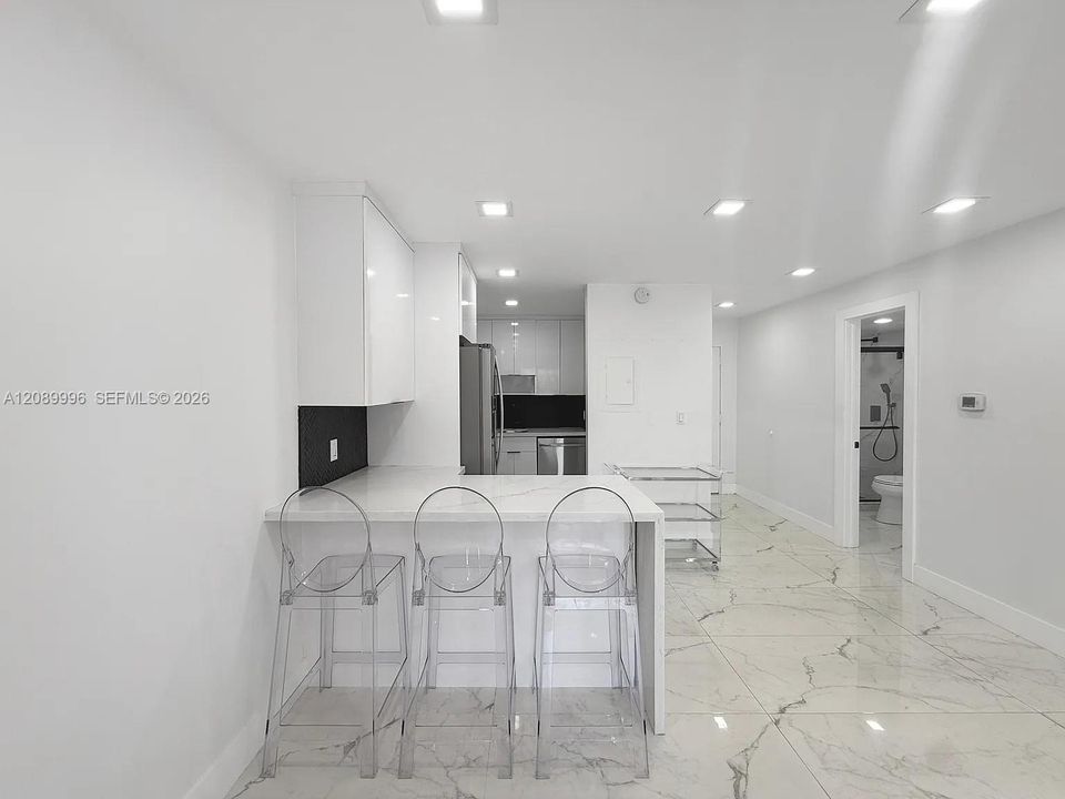 For Sale: $245,000 (1 beds, 1 baths, 560 Square Feet)