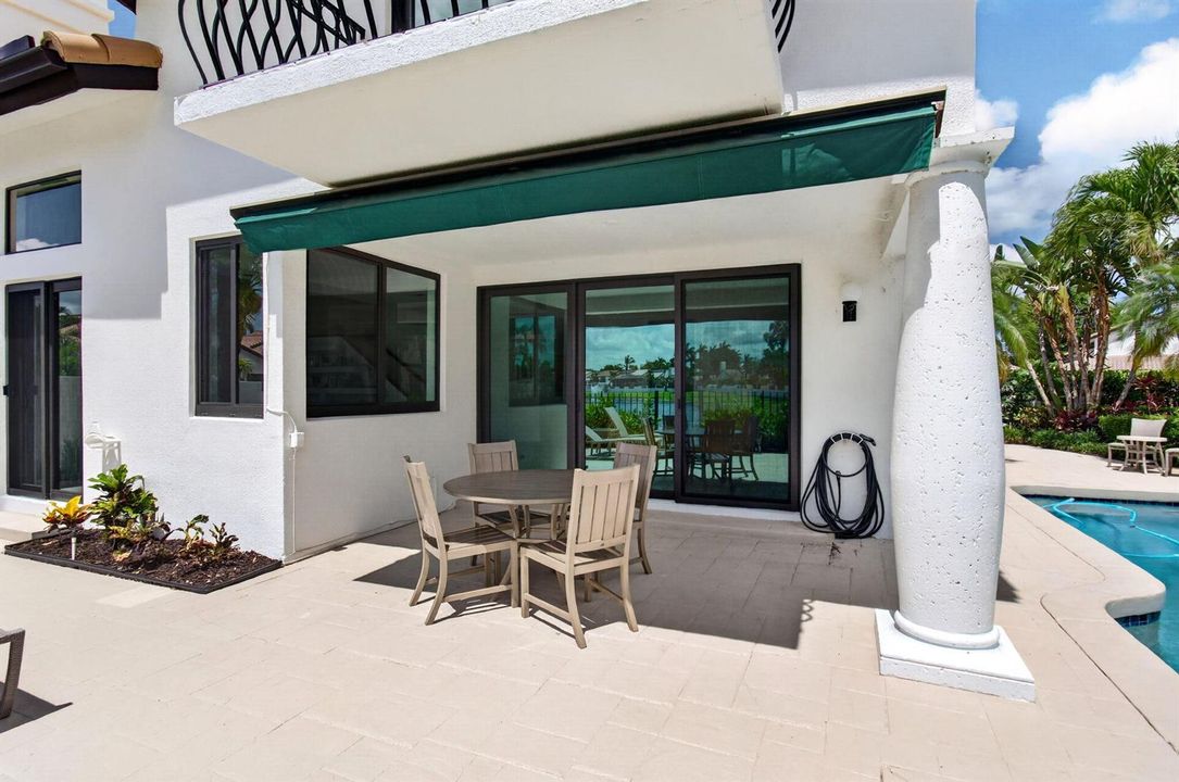 OudoorsRelEating Area by the Pool