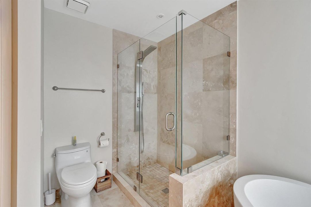 Primary Bathroom/Separate Shower