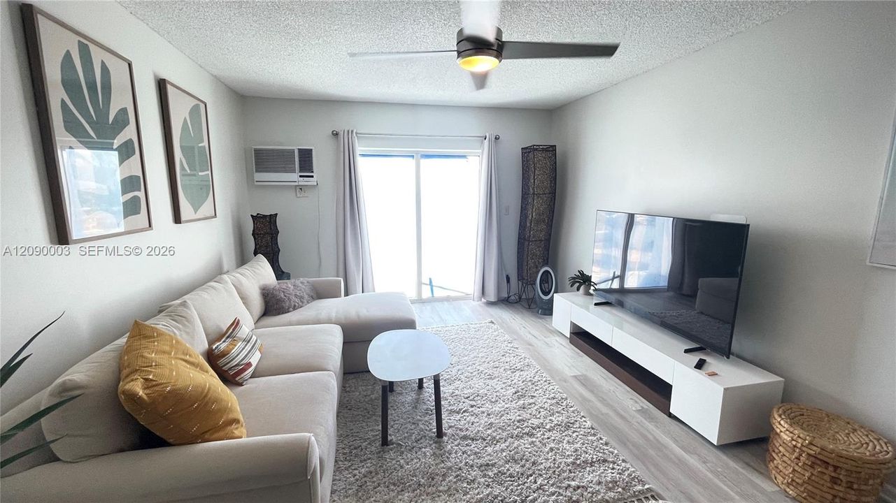 For Rent: $2,295 (1 beds, 1 baths, 647 Square Feet)