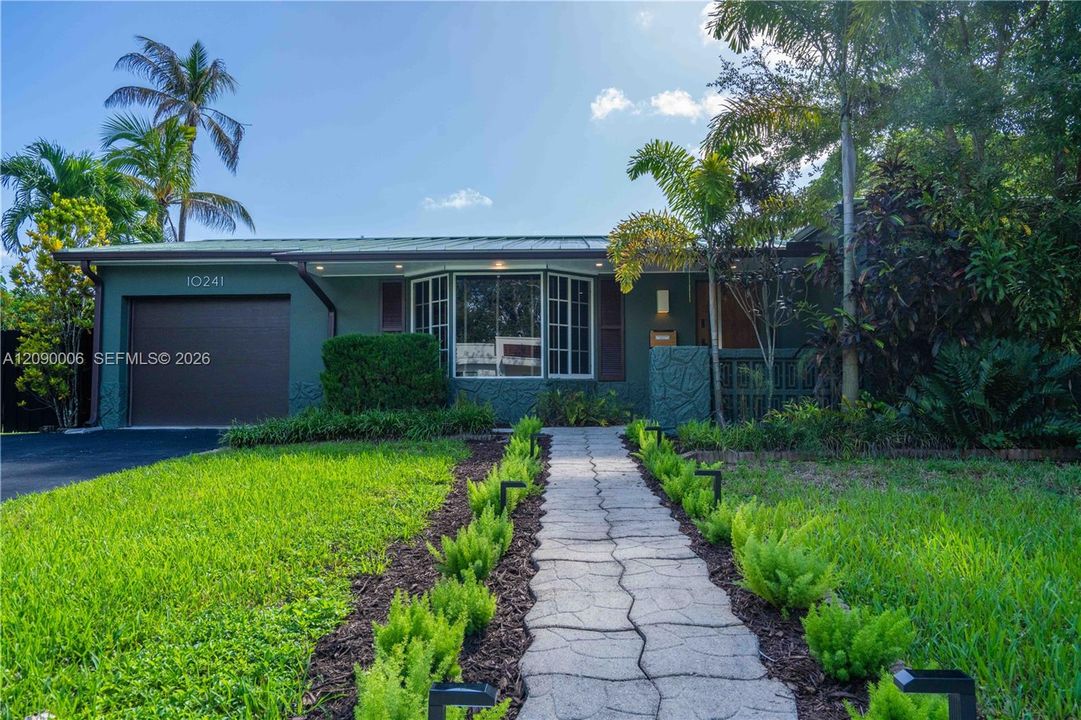 For Rent: $4,700 (3 beds, 2 baths, 1527 Square Feet)