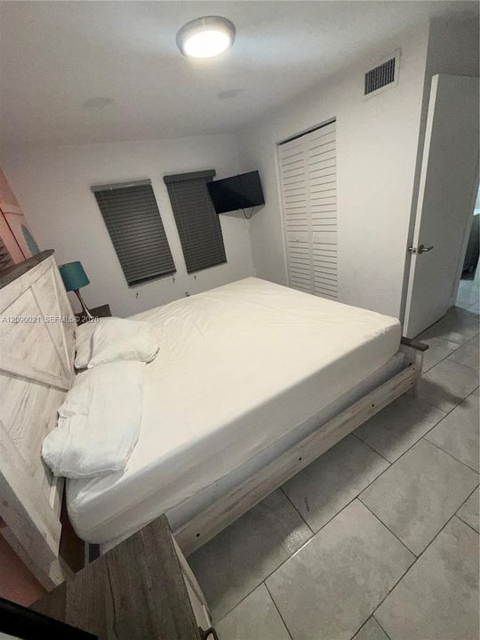 For Rent: $1,800 (1 beds, 1 baths, 4112 Square Feet)