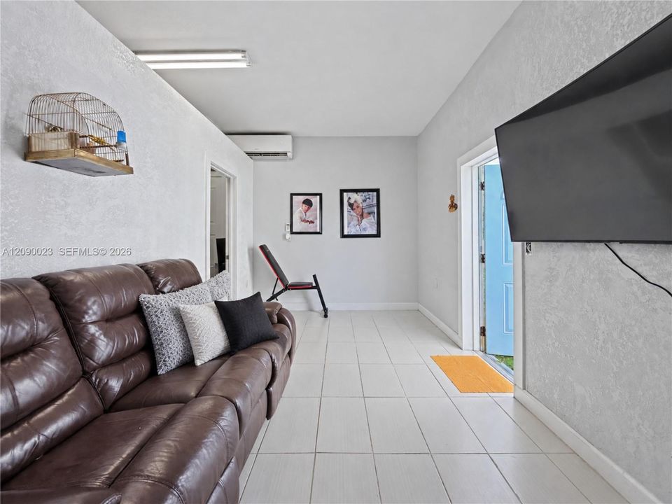 En Venta: $670,000 (3 camas, 2 baños, 1685 Pies cuadrados)