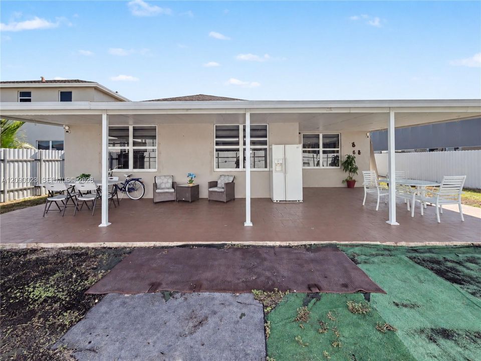 En Venta: $670,000 (3 camas, 2 baños, 1685 Pies cuadrados)