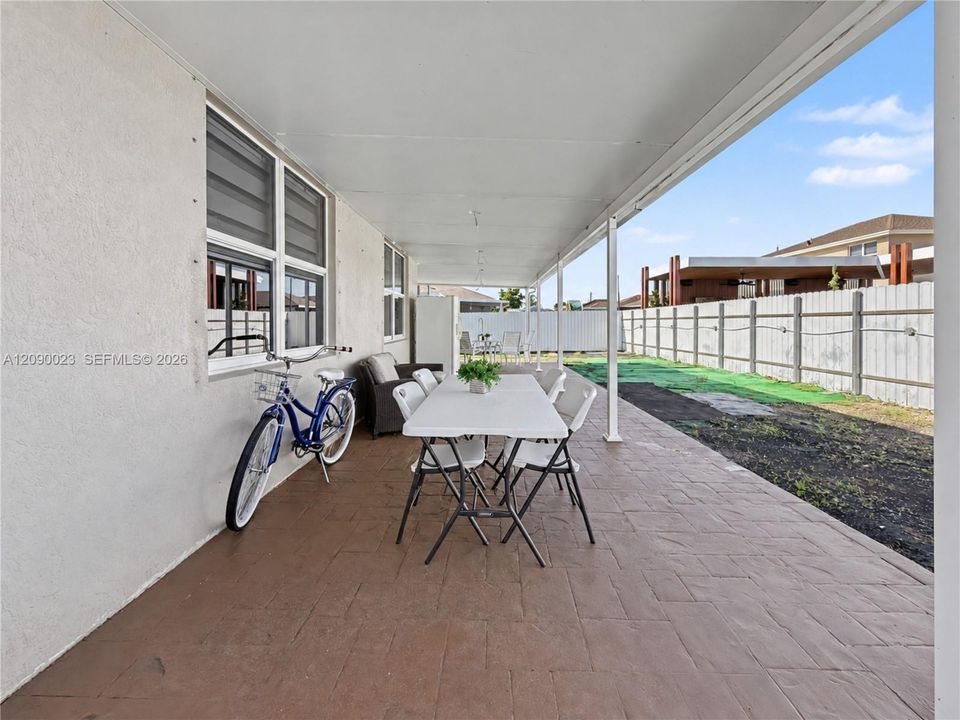En Venta: $670,000 (3 camas, 2 baños, 1685 Pies cuadrados)