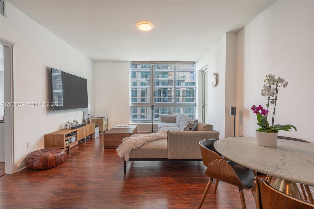 For Sale: $600,000 (2 beds, 2 baths, 1014 Square Feet)