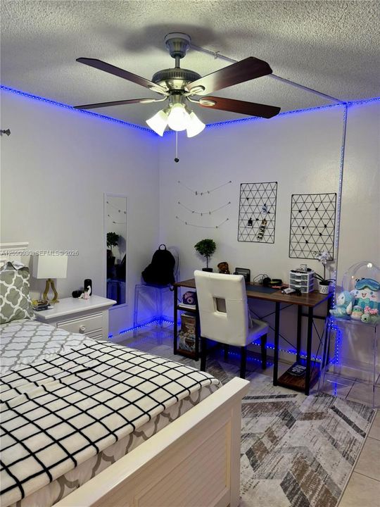 For Sale: $189,000 (2 beds, 2 baths, 871 Square Feet)