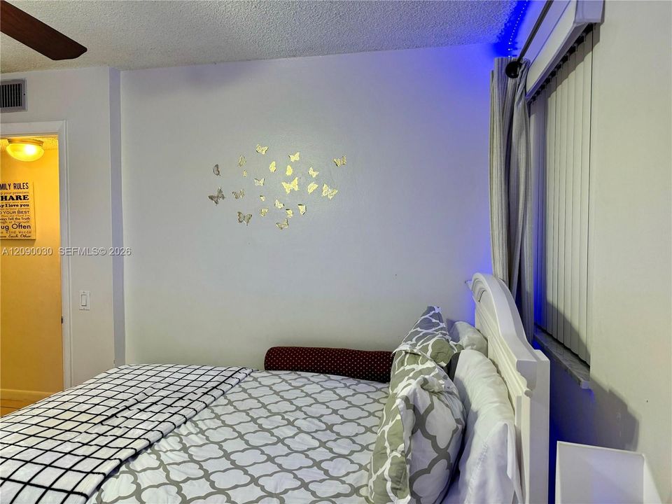 For Sale: $189,000 (2 beds, 2 baths, 871 Square Feet)
