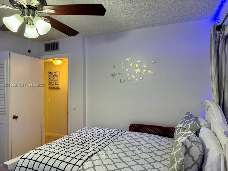 For Sale: $189,000 (2 beds, 2 baths, 871 Square Feet)