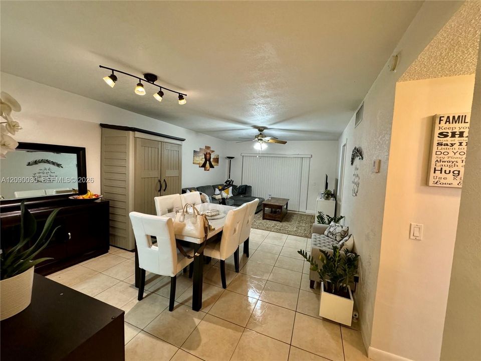 For Sale: $189,000 (2 beds, 2 baths, 871 Square Feet)