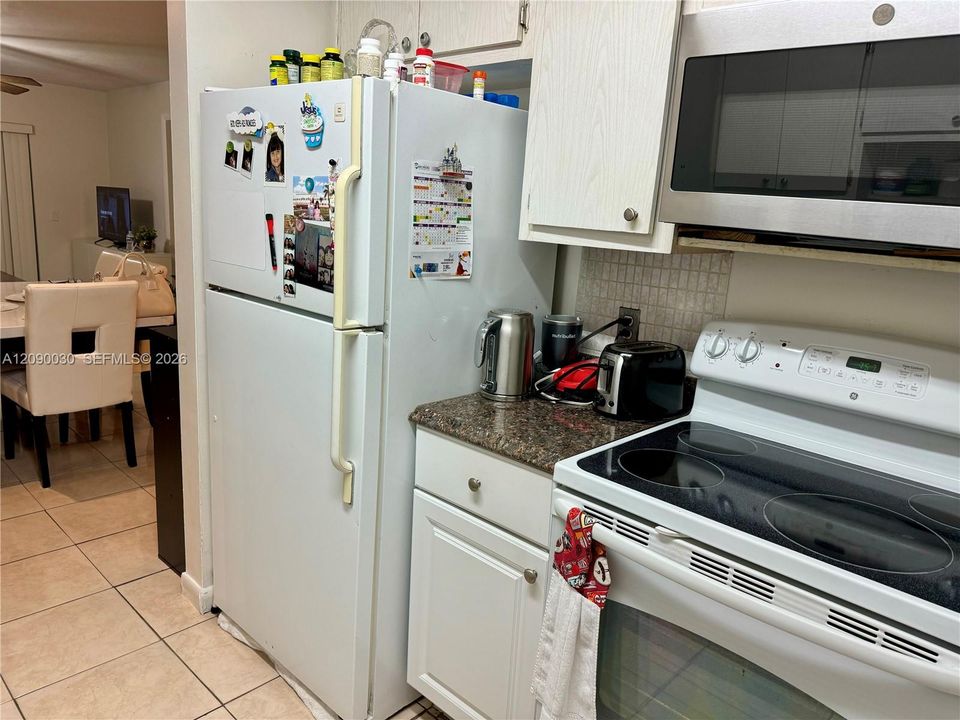 For Sale: $189,000 (2 beds, 2 baths, 871 Square Feet)