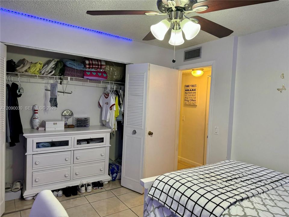 For Sale: $189,000 (2 beds, 2 baths, 871 Square Feet)