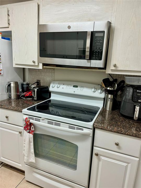 For Sale: $189,000 (2 beds, 2 baths, 871 Square Feet)