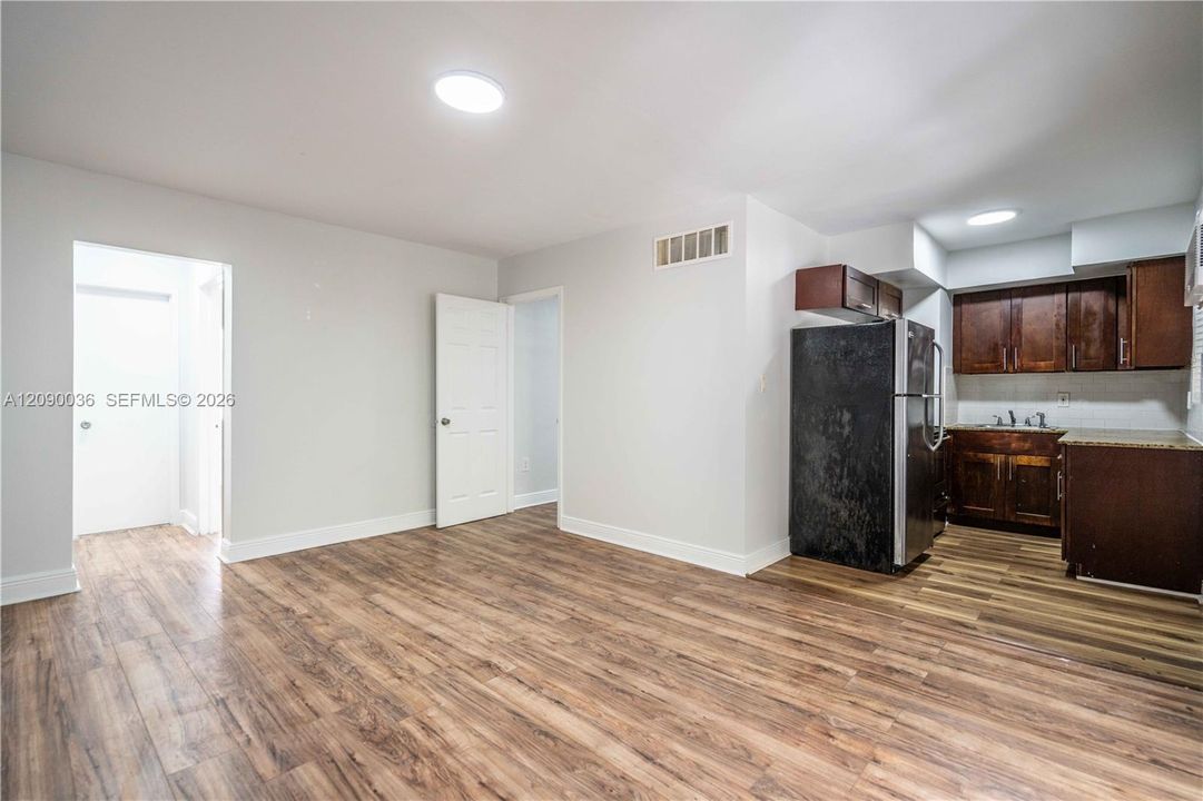 В аренду: $1,900 (2 спален, 1 ванн, 750 Квадратных фут)