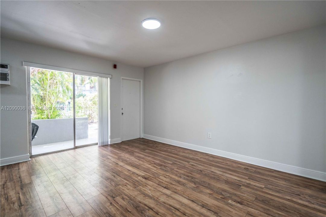 В аренду: $1,900 (2 спален, 1 ванн, 750 Квадратных фут)