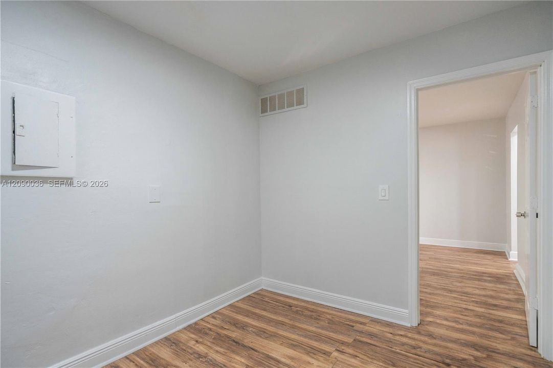 В аренду: $1,900 (2 спален, 1 ванн, 750 Квадратных фут)