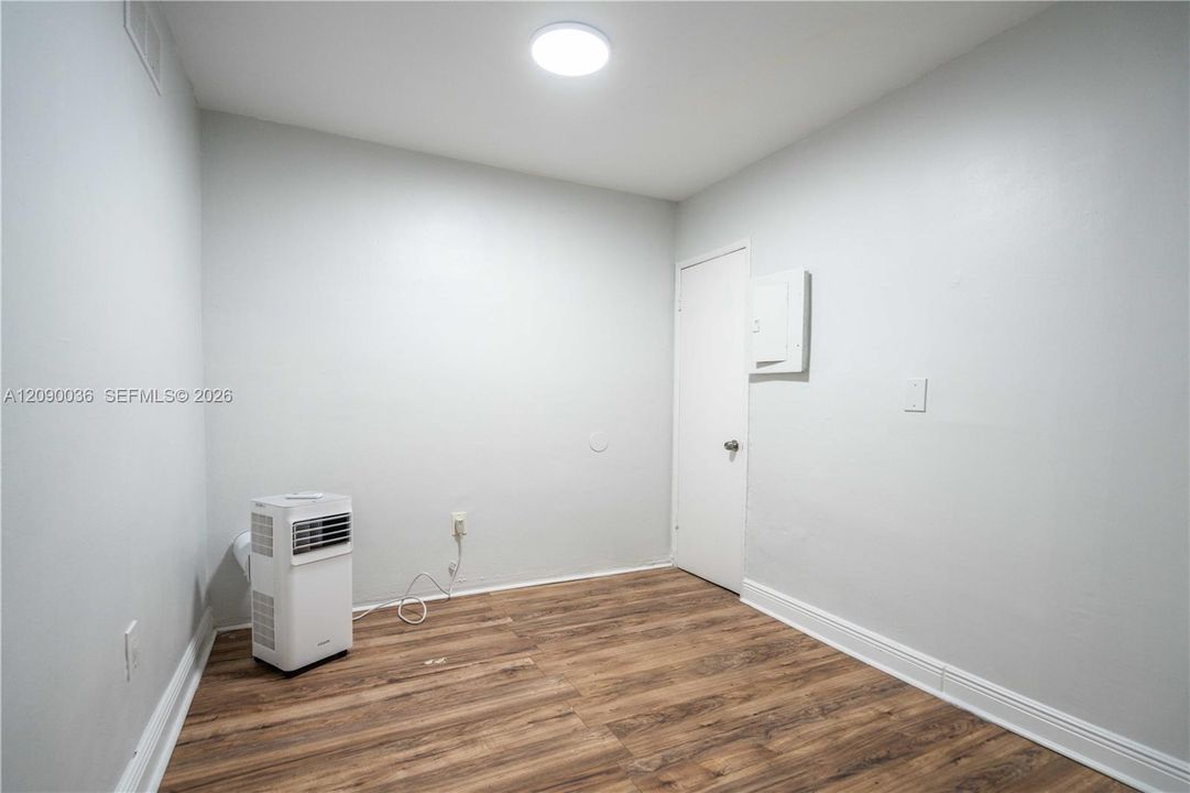 В аренду: $1,900 (2 спален, 1 ванн, 750 Квадратных фут)