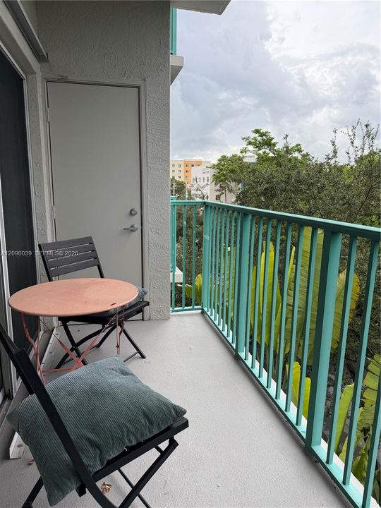 For Sale: $410,000 (2 beds, 2 baths, 1010 Square Feet)