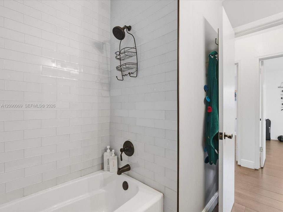 En Venta: $759,999 (4 camas, 2 baños, 2379 Pies cuadrados)