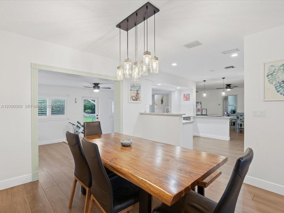 En Venta: $759,999 (4 camas, 2 baños, 2379 Pies cuadrados)