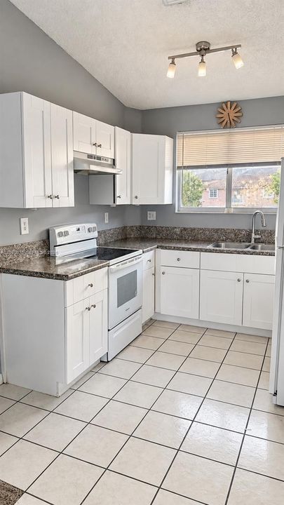 В аренду: $2,050 (2 спален, 2 ванн, 820 Квадратных фут)