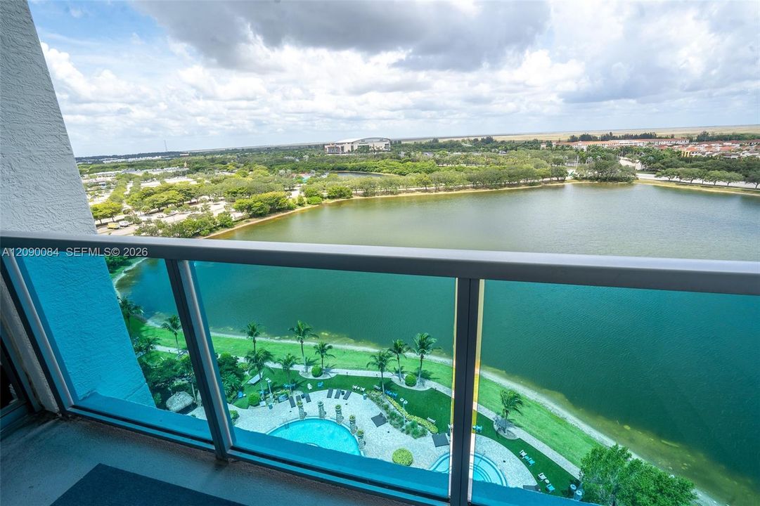 For Sale: $335,000 (2 beds, 2 baths, 1165 Square Feet)