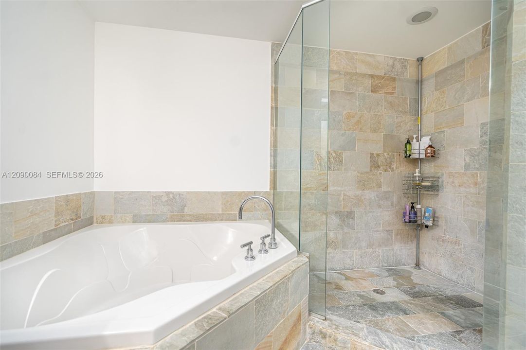 For Sale: $335,000 (2 beds, 2 baths, 1165 Square Feet)