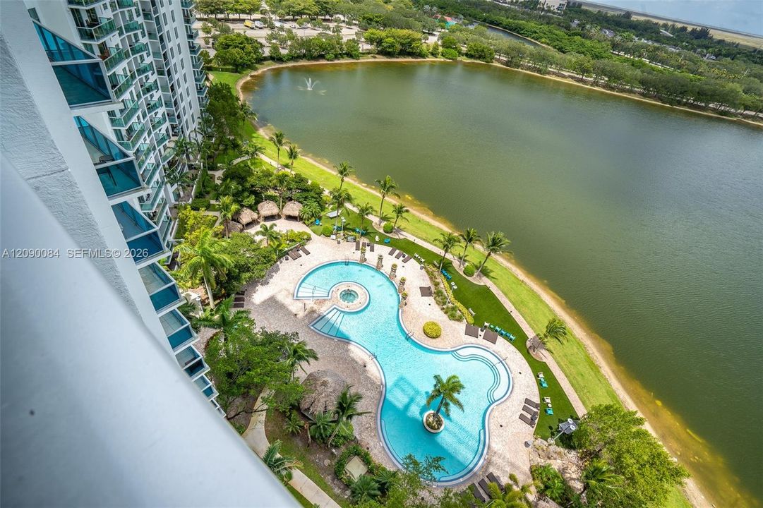 For Sale: $335,000 (2 beds, 2 baths, 1165 Square Feet)