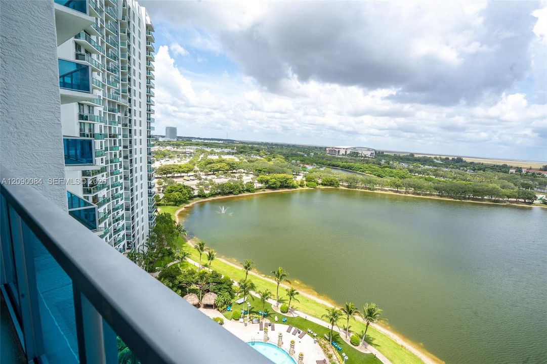 For Sale: $335,000 (2 beds, 2 baths, 1165 Square Feet)