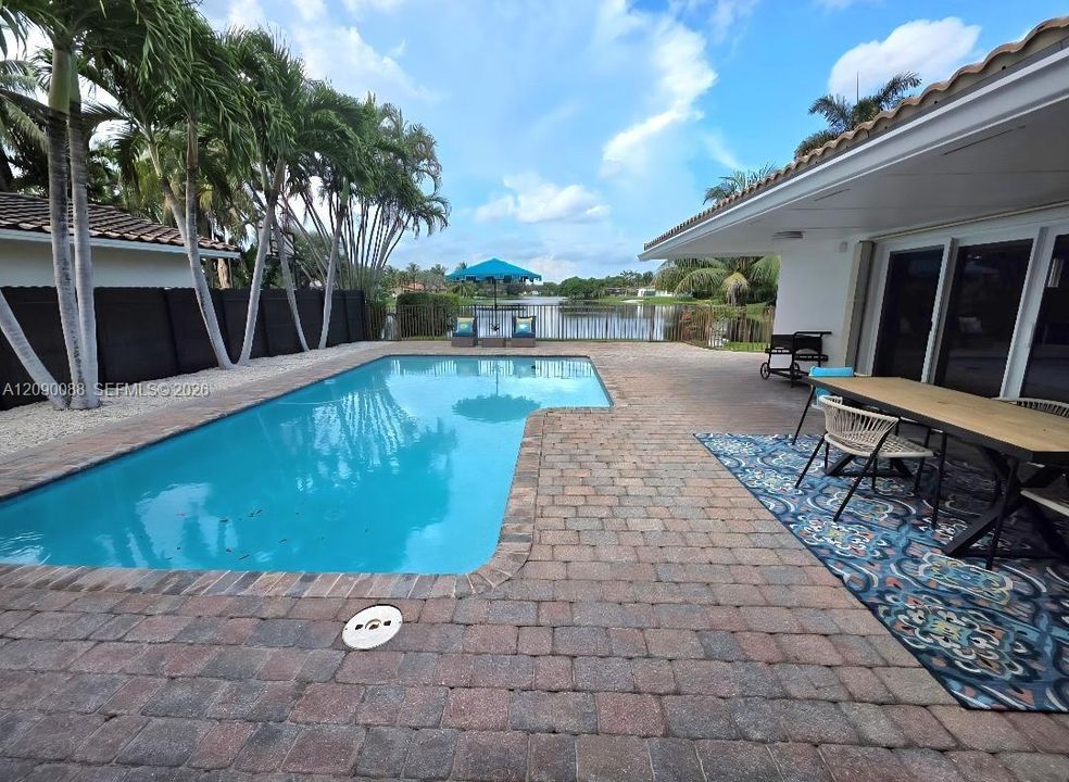 En Venta: $1,221,000 (4 camas, 3 baños, 2102 Pies cuadrados)