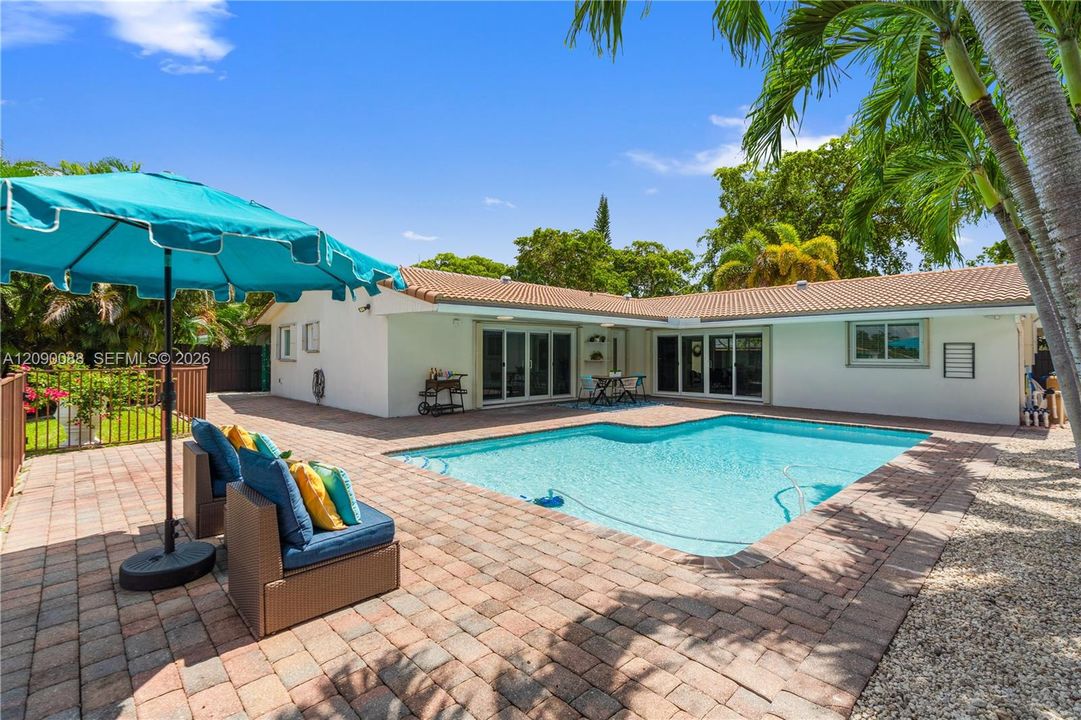 En Venta: $1,221,000 (4 camas, 3 baños, 2102 Pies cuadrados)