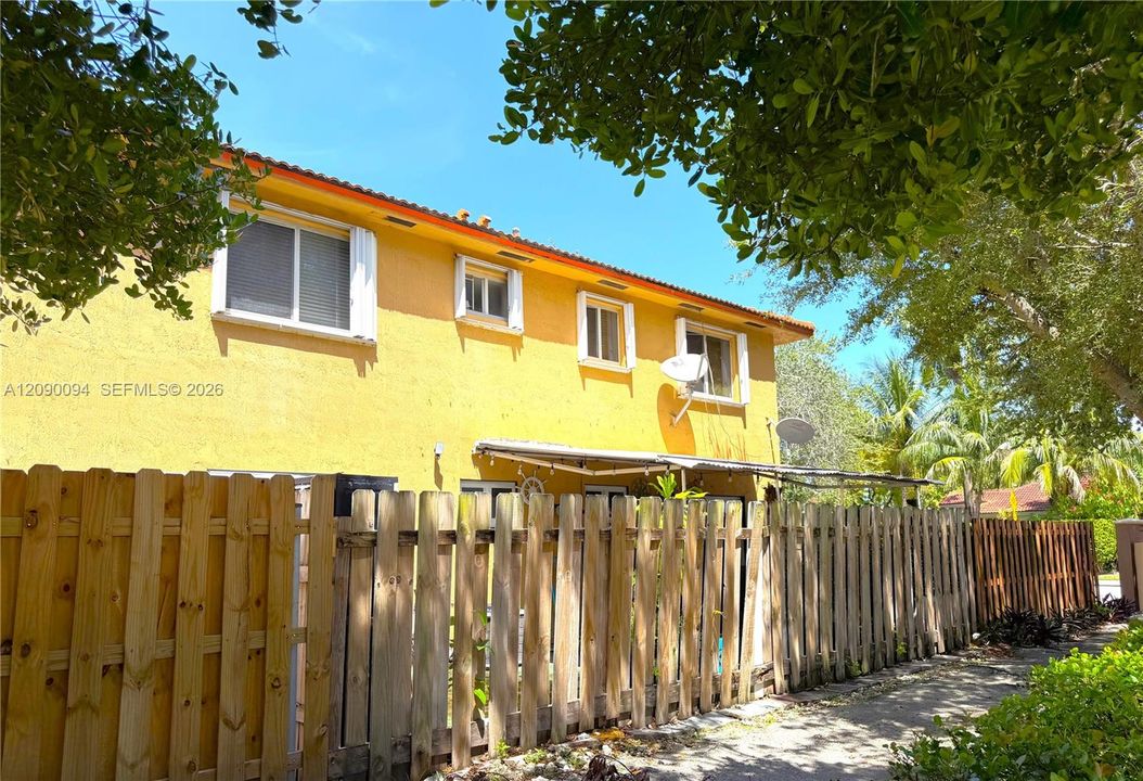 В аренду: $2,500 (2 спален, 2 ванн, 926 Квадратных фут)