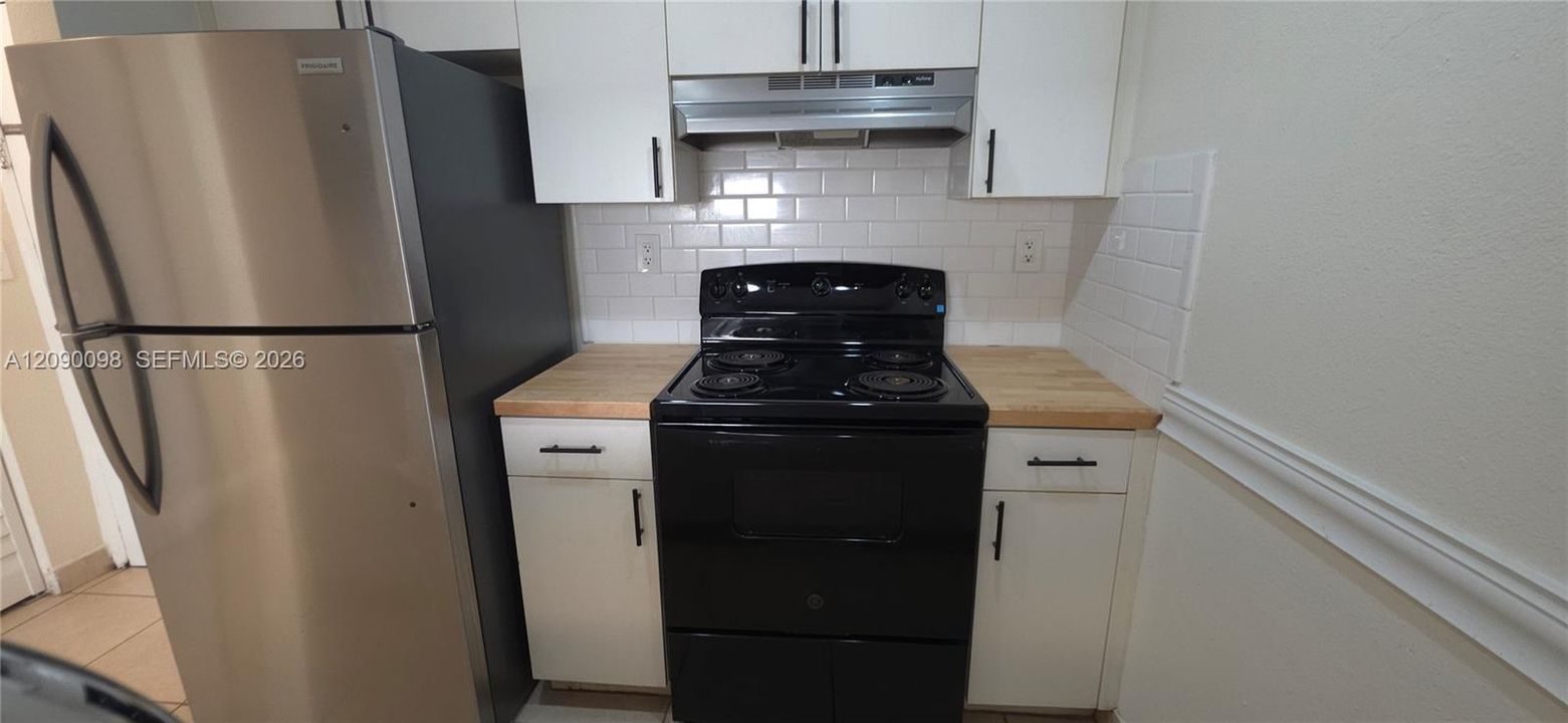 Под контрактом: $1,950 (2 спален, 1 ванн, 889 Квадратных фут)