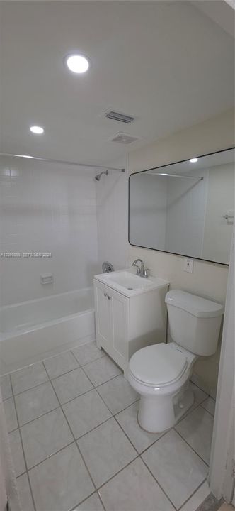 Под контрактом: $1,950 (2 спален, 1 ванн, 889 Квадратных фут)